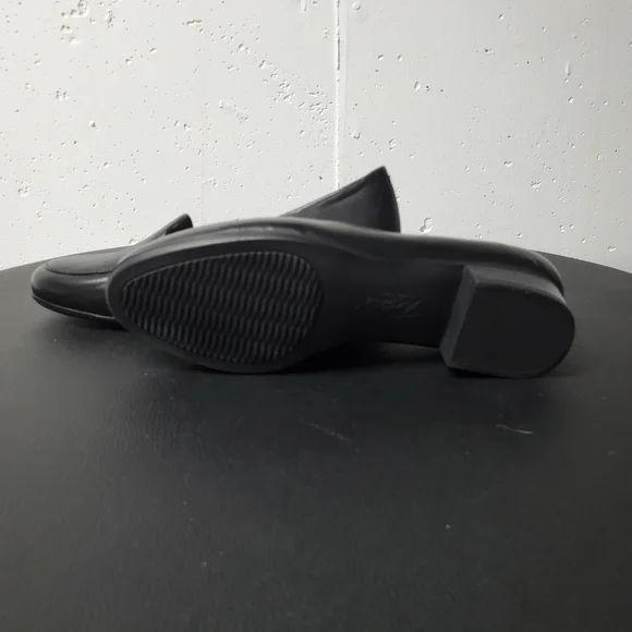 Trotters Women's Black Leather Loafers NWOT Sz 6.5 - Picture 9 of 11